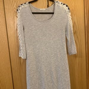 Grey dress with lace details on sleeve